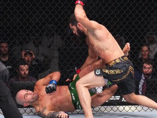 Махачев нокаутировал Волкановски, защитив титул на UFC 294