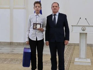В Башкирии наградили школьника, который спас тонущую девочку