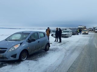 «Более 30 автомобилей»: в Башкирии из-за непогоды на дорогах происходят массовые ДТП (ВИДЕО)
