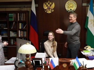 Радий Хабиров показал свой кабинет школьнице