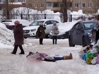 Женщина внезапно умерла во дворе дома в спальном районе Уфы