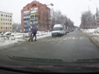 Водитель из Башкирии остановил поток машин и помог маленькому мальчику перейти дорогу (ВИДЕО)