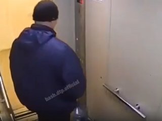 В Уфе доставщик воды справил нужду прямо в бутыль (ВИДЕО)