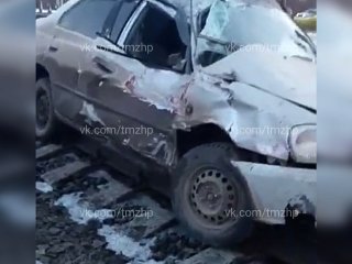В Башкирии поезд смял автомобиль на железнодорожном переезде (ВИДЕО)