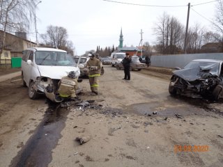 В Башкирии спасатели вытащили  уже пострадавшего водителя из автомобиля