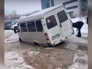 В Уфе автобус провалился в огромную лужу (ВИДЕО)