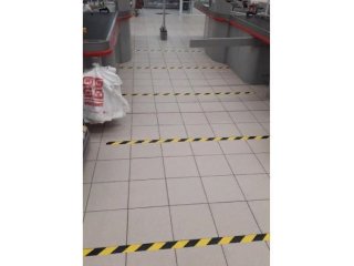 В магазинах Уфы появились отметки для соблюдения дистанции в очередях из-за COVID-19