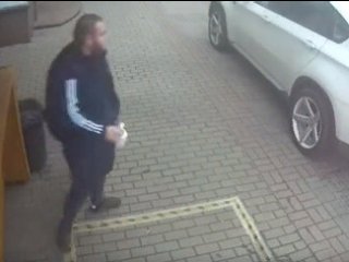 В Уфе молодой мужчина на иномарке украл антисептик из общепита
