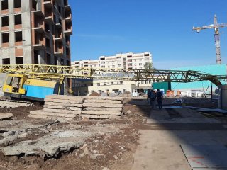 На стройке в Уфе рухнула стрела крана