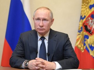Путин поручил продлить выплаты врачам, работающим с коронавирусом