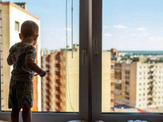 В Башкирии двухлетний мальчик выпал из окна пятого этажа