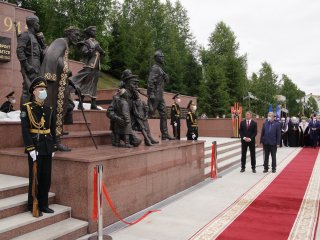 Памятник ушедшим на фронт открыли в Уфе