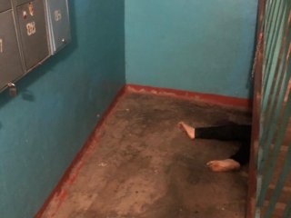 В Башкирии в подъезде под лестницей нашли труп женщины 