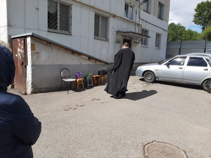 В Уфе священник окропил святой водой разрушающийся дом В Уфе священник окропил святой водой разрушающийся дом