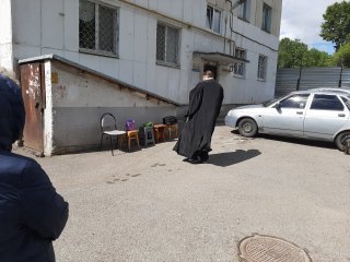 В Уфе священник окропил святой водой разрушающийся дом