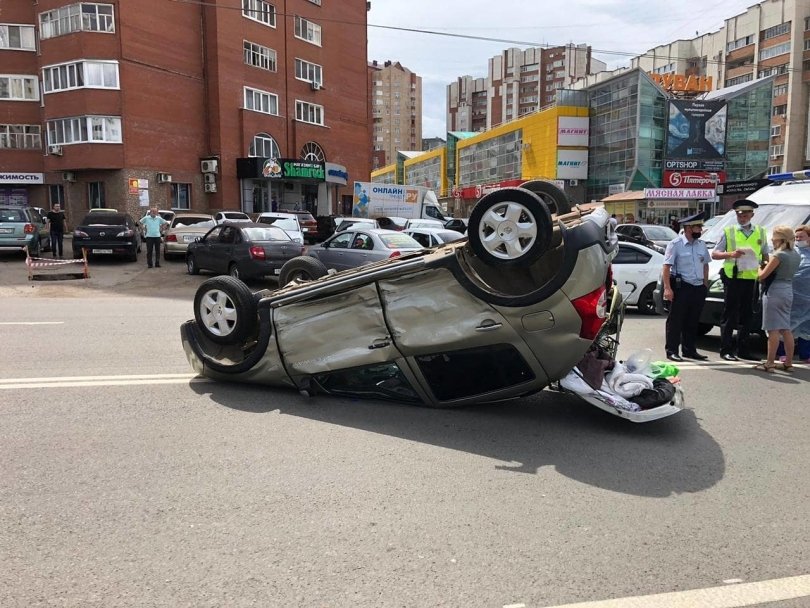 В Уфе в ДТП с дорогой иномаркой опрокинулась машина с 10-летним мальчиком В Уфе в ДТП с дорогой иномаркой опрокинулась машина с 10-летним мальчиком