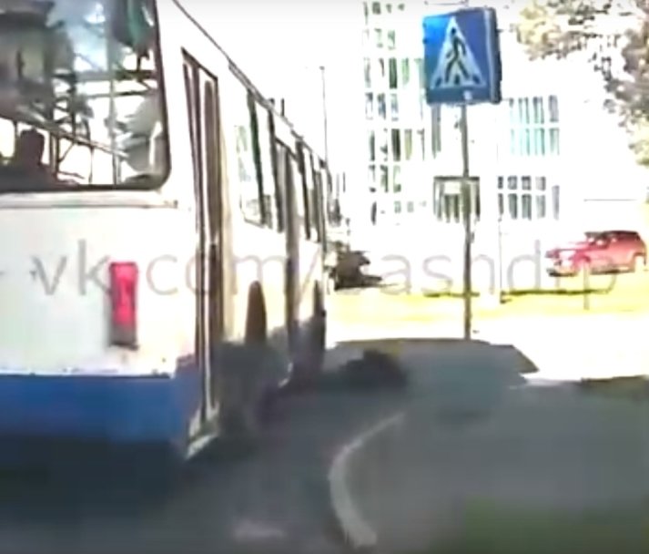 В Уфе женщина осталась под колесами троллейбуса (ВИДЕО) В Уфе женщина осталась под колесами троллейбуса (ВИДЕО)