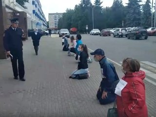 Активистку оштрафовали за протест на коленях в Уфе