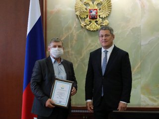 «История очень тревожила»: Радий Хабиров наградил участников тушения лесных пожаров