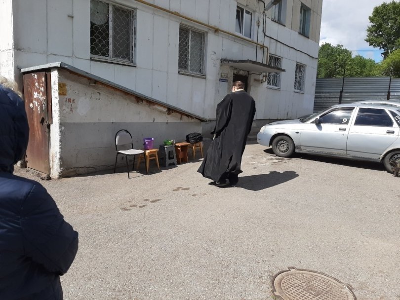 В Башкирии отстранили от служения священника, окропившего водой разрушающийся дом В Башкирии отстранили от служения священника, окропившего водой разрушающийся дом