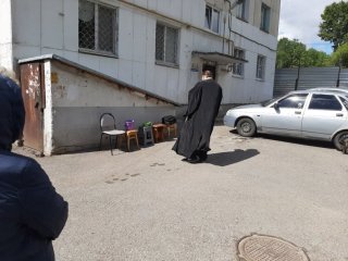 В Башкирии  отстранили от служения священника, окропившего водой разрушающийся дом