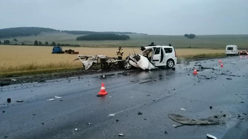 В Башкирии в ДТП между грузовиком и легковушкой погиб мужчина В Башкирии в ДТП между грузовиком и легковушкой погиб мужчина