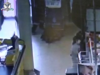 В Уфе попало на видео то, как вор утаскивает банкомат 