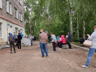 «Что за помощь такая?»: в Башкирии жители возмущены часовыми очередями в поликлинику для температурящих