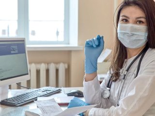 В России работающие с больными коронавирусом медики смогут выйти на пенсию досрочно