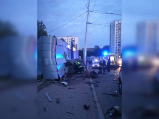 В Уфе «Порш» врезался в остановку, людей зажало внутри