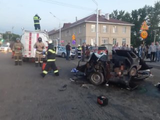 Жуткое смертельное ДТП в Уфе: один из автомобилей разворотило после столкновения (ВИДЕО)