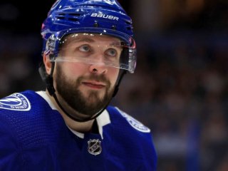 Кучеров ударил клюшкой убегающего к пустым воротам соперника и спровоцировал потасовку (ВИДЕО)