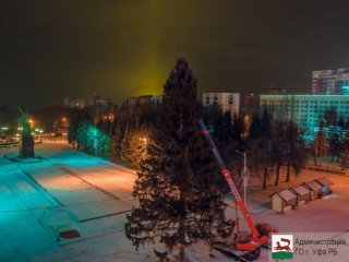 На площади Ленина установили главную городскую елку Уфы