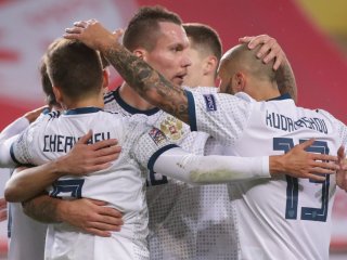 Сборная России вдесятером проиграла Турции в матче Лиги наций