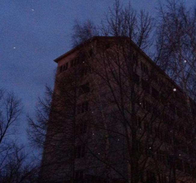 В Башкирии ребенок зацепился и повис на крыше заброшенного здания В Башкирии ребенок зацепился и повис на крыше заброшенного здания