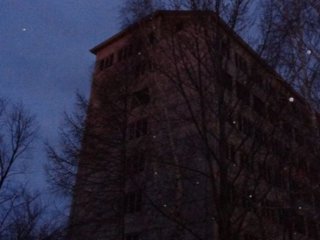 В Башкирии ребенок зацепился и повис на крыше заброшенного здания