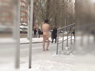 В Уфе голый мужчина разгуливал по центральным улицам