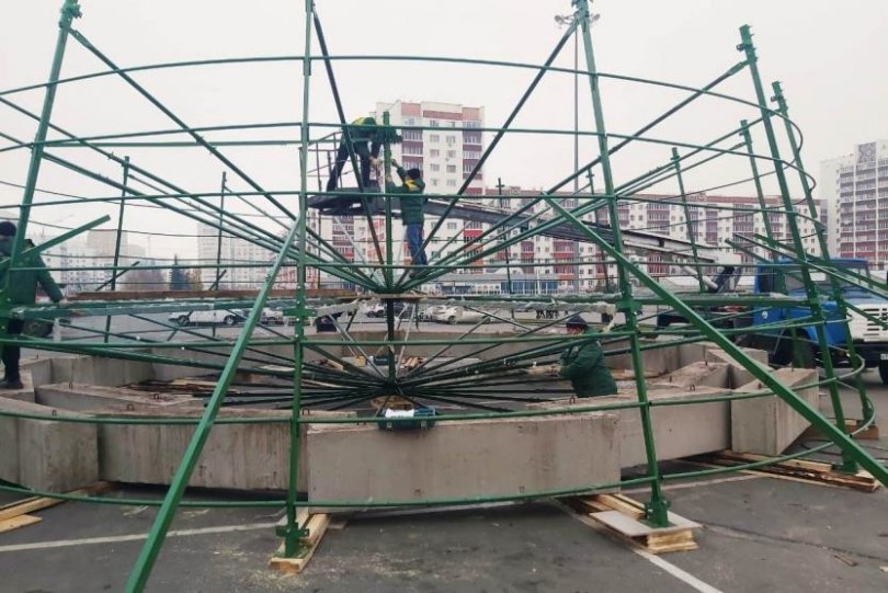 В Уфе начали устанавливать новогоднюю елку В Уфе начали устанавливать новогоднюю елку