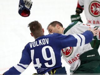 Драка дня в КХЛ. Волков и Кормье устроили потасовку в матче «Динамо» – «Ак Барс»