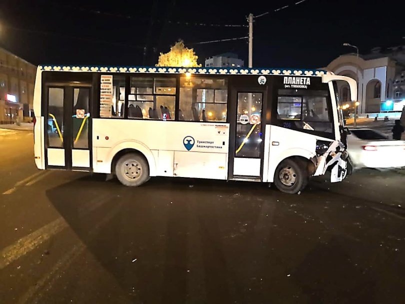 В Уфе иномарка столкнулась с пассажирским автобусом В Уфе иномарка столкнулась с пассажирским автобусом