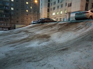 В Уфе коммунальщики засыпали горку песком
