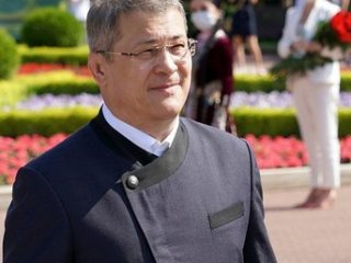 Радий Хабиров законодательно утвердил правила ношения башкирского делового костюма