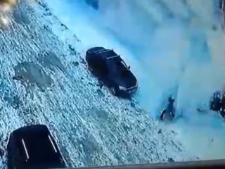 Следком Башкирии опубликовал видео «схода лавины» с крыши морга на двух женщин