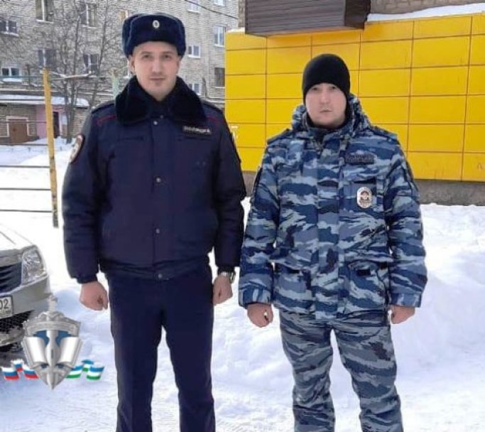 В Башкирии полицейские вытащили жителей дома и врача из огня В Башкирии полицейские вытащили жителей дома и врача из огня