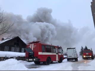 В Уфе пожарные спасли семерых детей из горящего жилого дома