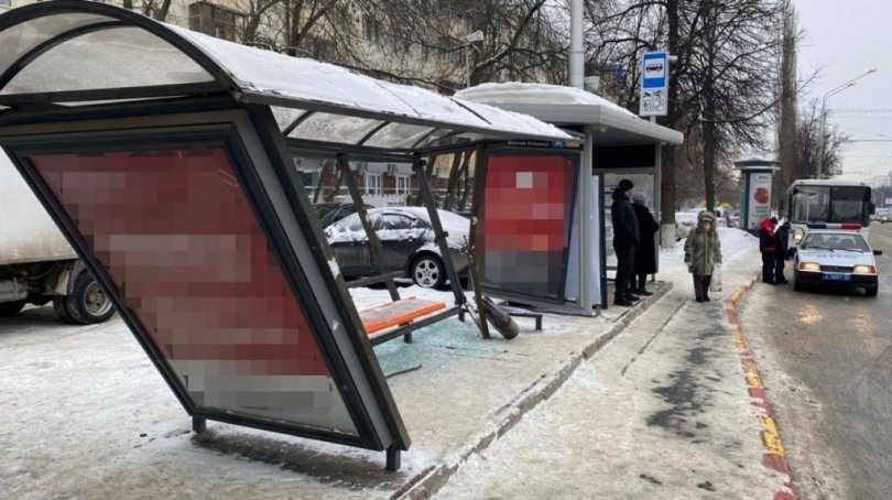 В Уфе пассажирский автобус наехал на остановку В Уфе пассажирский автобус наехал на остановку