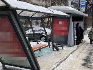 В Уфе пассажирский автобус наехал на остановку