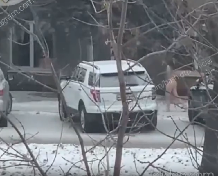 В мороз по улицам в Уфе прошлась обнаженная девушка (ВИДЕО) В мороз по улицам в Уфе прошлась обнаженная девушка (ВИДЕО)