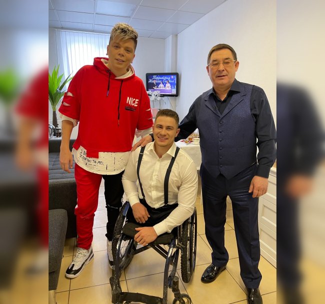 Элвин Грей опубликовал фотографию с давним оппонентом Элвин Грей опубликовал фотографию с давним оппонентом