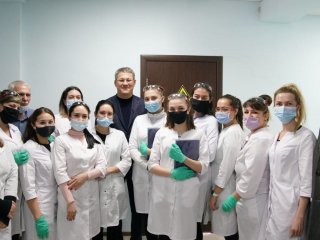 Радий Хабиров высказался о коллективе ишимбайской химической лаборатории

